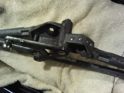 Łata z blachy na pęknięcie i widoczny &amp;quot;trójkąt&amp;quot; z przegubami kulowymi który zatarł się na sworzniu